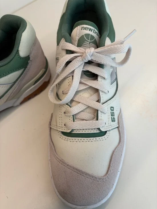 New Balance 550 Women’s Trainer in Cream/Green - Picture 2 of 4